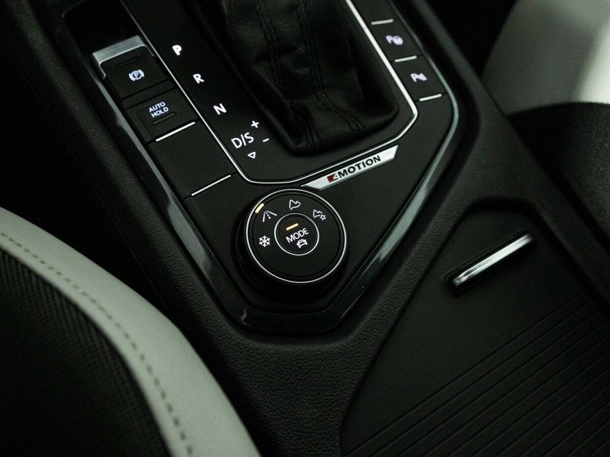 Volkswagen Tiguan, 2018 Фото №19